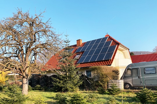 Hogares con paneles solares podrán vender energía eléctrica a sus vecinos