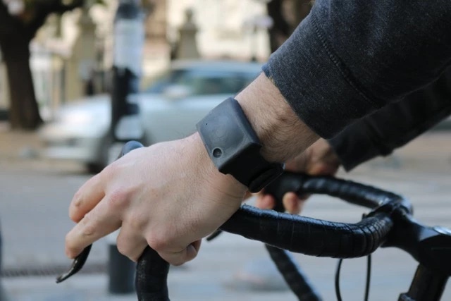 Chilenos desarrollan biopulsera que proporciona datos para medir emociones