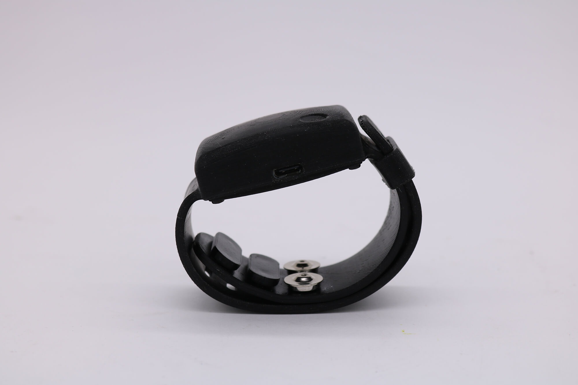 Universidad de Chile desarrolla pulsera que mide el estrés en viajes urbanos